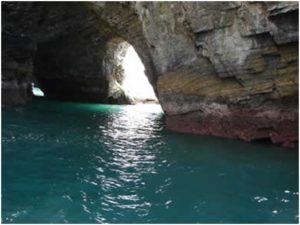 Dominical kayak tour through caves