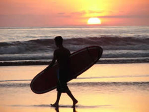 Playa Dominical surfing