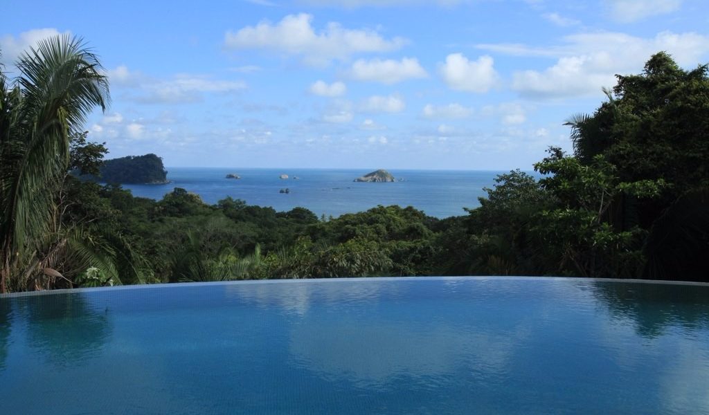 Can you really imagine a better view. Just imagine relaxing in the infinity pool, overlooking the crystal blue ocean which engulfs Manuel Antonio.