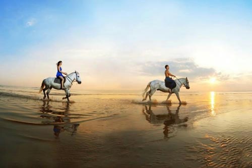 jaco-horseback-riding-beach-listen to the ocean while riding on horseback on the beach in jaco