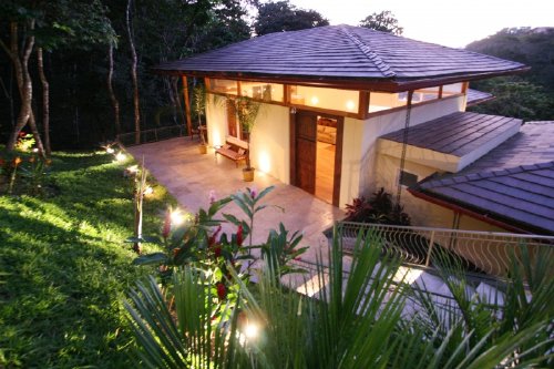 Come and stay at this amazing villa located in the heart of the rainforest of Manuel Antonio.