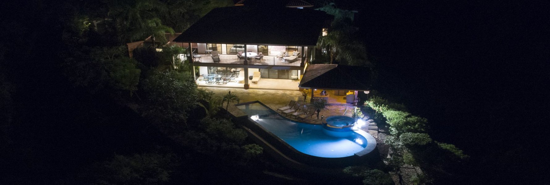 Imagine gazing at the stars at night from this luxury villa in Play Flamingo surrounded by the tropical rainforest.