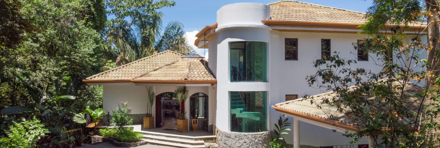 The front of the villa as you arrive lets you know you are in for a special vacation in Manuel Antonio. 