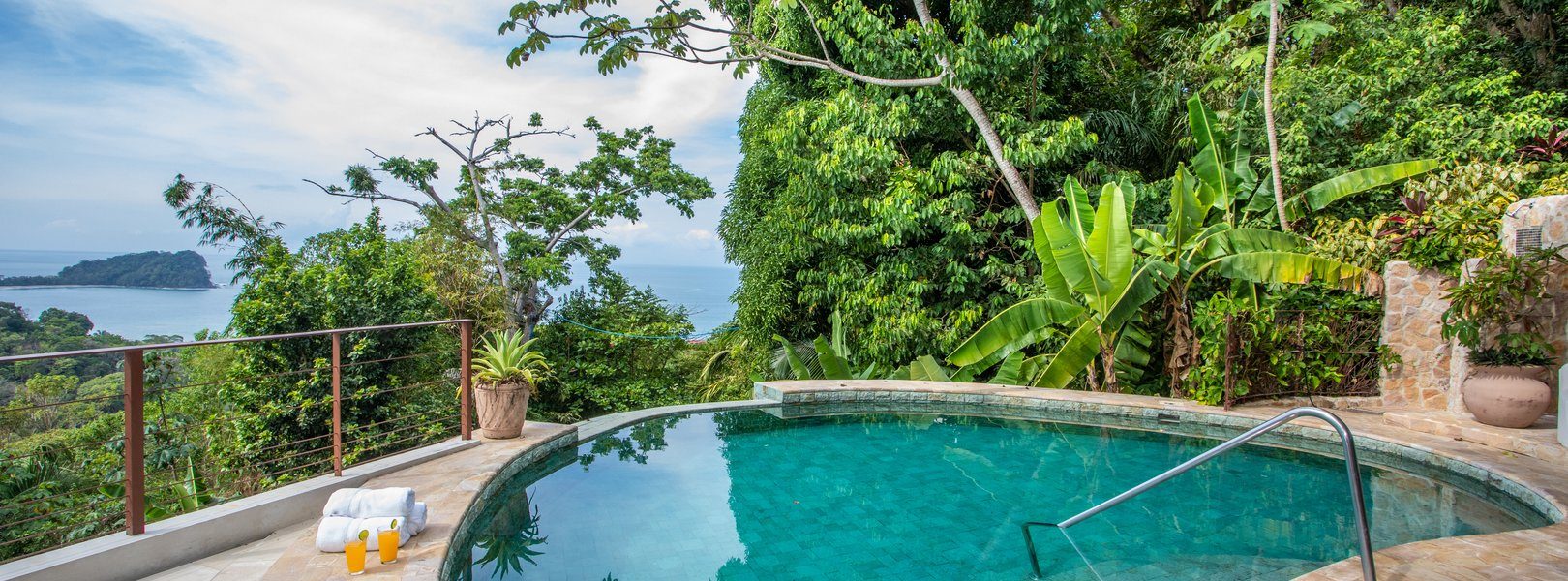 The private ocean-view pool at this magnificent villa is perfect for a refreshing dip on a hot Manuel Antonio afternoon.