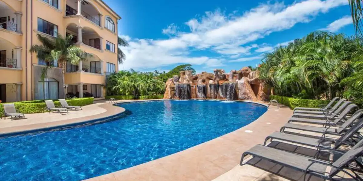Enjoy this crystal-clear communal pool with your family, perfect for cooling off!