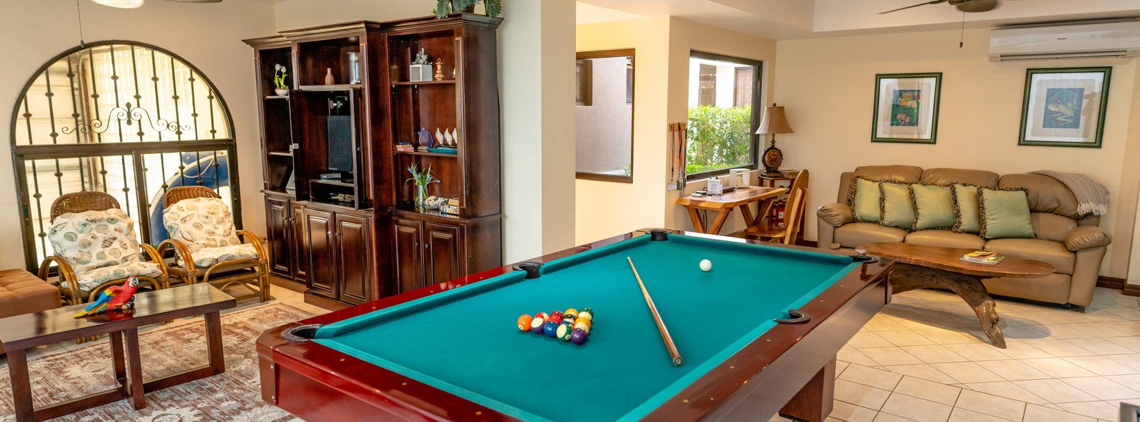 pool-table-and-entertainment-area